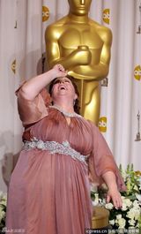 高清组图：奥斯卡后台获奖众星举金人光彩照人