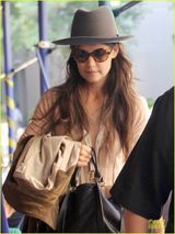 组图：前汤嫂凯蒂携女儿外出 女儿潮装抢镜