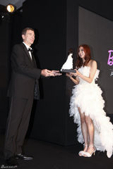 高清图：韩星宋钟基UEE出席颁奖礼 黑白配闪耀全场