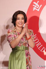 组图：刘晓庆话剧超百场破纪录 开怀大笑比V字