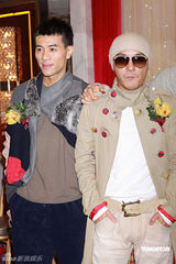 幻灯：张卫健澄清婚变传闻 小柏芝贡米亮相香江