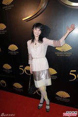 组图：张曼玉优雅透视裙现身笑容甜美