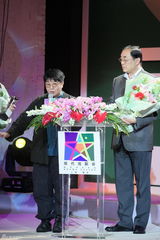 组图：田沁鑫收获年度大奖 周志强院长盼明年再登台