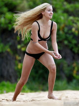 组图：养眼嫩模沙滩玩排球 穿比基尼晃B奶兴奋