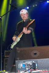 组图：崔健香港热血开唱 演绎经典掀摇滚狂欢