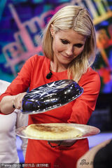 组图：格温妮丝上节目展示厨艺 表情夸张频笑场