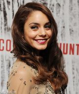 组图：凯奇亮相新片首映 瓦妮莎仰望偶像变粉丝