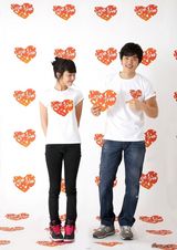 高清图：文根英金强宇携手为慈善 展现温暖笑容