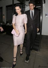 水果姐超低胸比基尼度假 不停放空思念男友(图)