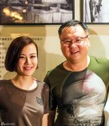 组图：刘孜新店开业携子亮相 深V长裙秀红唇