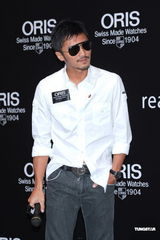 组图：谢霆锋出席活动 摘墨镜拍照大展亲和力