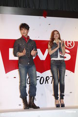 组图：吴尊牛仔装出席活动 谈及生日感动不已