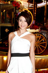 组图：杨采妮白抹胸性感出席活动 坦言期待做妈妈