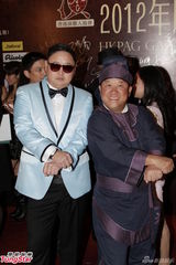 组图：万圣节关心妍扮菠萝头王菲钱国伟扮鸟叔