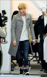 组图：韩星李钟硕助阵公益 金发帅气萌态毕露