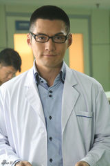 组图：严宽力挺好友客串《媳妇》 医生造型温文儒雅