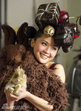 组图：阿Sa(蔡卓妍)穿巧克力兔子装 假发缠绕巨大头套