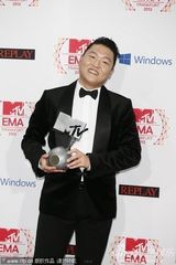 组图：2012MTV欧洲音乐奖鸟叔后台开心亲吻奖杯