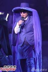 组图：陈奕迅开唱造型似黑山老妖 少说话多唱歌