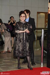 组图：名伶白雪仙亮相梅艳芳纪念展 唇吻设计师