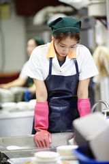 组图：朴信惠首拍《继承者们》 厨房刷碗艰辛