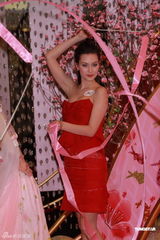 组图：许玮宁香港迎新年 大方承认与小天在一起