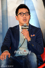 组图：河正宇等出席新片《与犯罪的战争》媒体首映