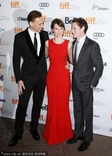 组图：米娅红裙亮相《唯爱永生》首映 抖森献抱