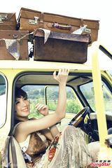 组图：戴佩妮摩登吉普赛写真 复古红唇秀美腿