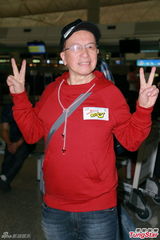 组图：谢贤戴红五星帽与胡枫等去旅行