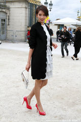 组图：林志玲助阵巴黎时装周 荷叶边礼服宛若天仙