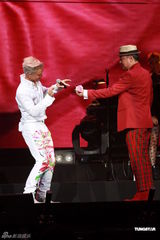 组图：任贤齐香港个唱白发登场 热吻好友陈升