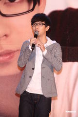 组图：胡夏趁胜追击推新辑 戴爱玲为其发片站台