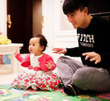 组图：贾乃亮与女儿私照曝光 帅爸萌娃超有爱