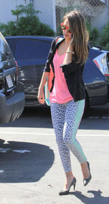 组图：杰西卡-阿尔芭街拍豹纹裤抢眼