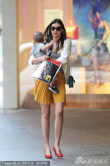 组图：辣妈米兰达风姿绰约 宝贝儿子诠释“天然呆”