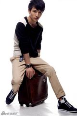 组图：许诺演绎秋装时尚大片 干净利落显忧郁气质