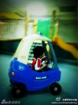 组图：微镜头下的小小志 呆萌可爱完胜童颜老爸