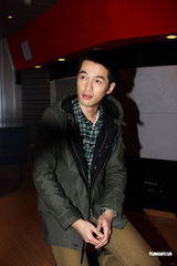 组图：胡歌为追女孩学唱歌 自曝是忘词大王