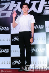 组图：朴有天宋仲基等助阵试映 全明星闪耀