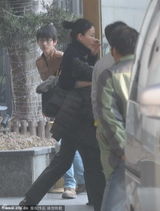 组图：王菲扎小辫现身上海 不顾形象抠鼻子