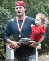 组图：小贝参加运动会当全能奶爸 辣妹秀长腿