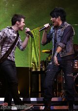 高清组图：美偶选手洛杉矶开唱 兰伯特与艾伦琴瑟和鸣