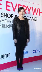 组图：郭晶晶黑衣亮相上海露招牌眯眼笑未受访