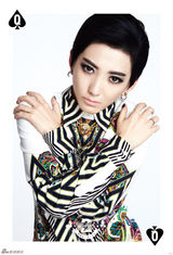 组图：刘忻宣传照曝光 穿图腾衬衫扮花美男