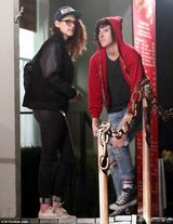 组图：暮光女与闺蜜深夜出游 大吃夜宵不惧发福