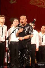 组图：郭德纲新收19名新徒 师徒间互赠礼物