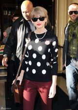 组图：泰勒亮相伦敦红唇性感 黑白圆点装复古风