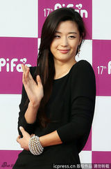 组图：全智贤富川奇幻电影节黑色礼服性感迷人