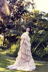 组图：徐冬冬化身丛林仙子 拖地长裙尽显优雅